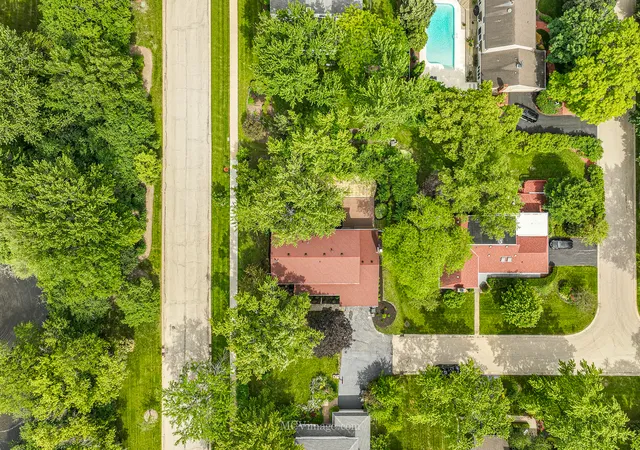 Photo 2 of Single family home for sale at 992 Hampton Park, Barrington, IL 60010 | MLS# 12207761 | Listing updated on 2024-12-10