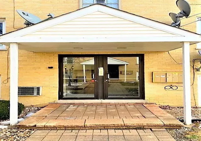 Photo 2 of Condo for sale at 6630 W 95th Street #1A, Oak Lawn, IL 60453 | MLS# 12208126 | Listing updated on 2024-12-06