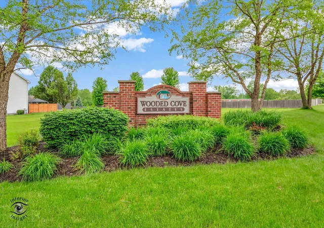 Photo 3 of Single family home for sale at 21160 S Wooded Cvs Dr, Elwood, IL 60421 | MLS# 12208478 | Listing updated on 2024-12-08