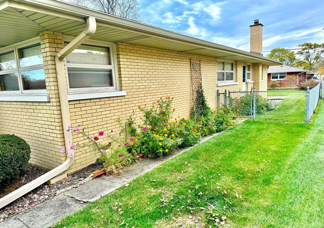 Photo 3 of Single family home for sale at 6207 W 127th Place, Palos Heights, IL 60463 | MLS# 12208651 | Listing updated on 2024-12-09