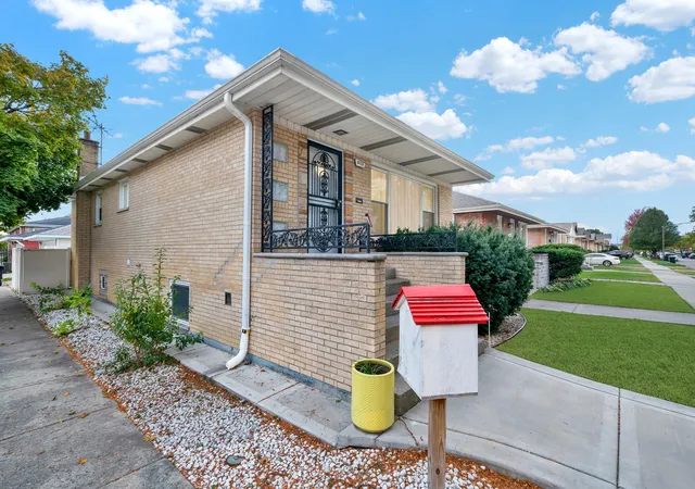 Photo 2 of Single family home for sale at 3751 W 76th Street, Chicago, IL 60652 | MLS# 12209044 | Listing updated on 2024-12-10