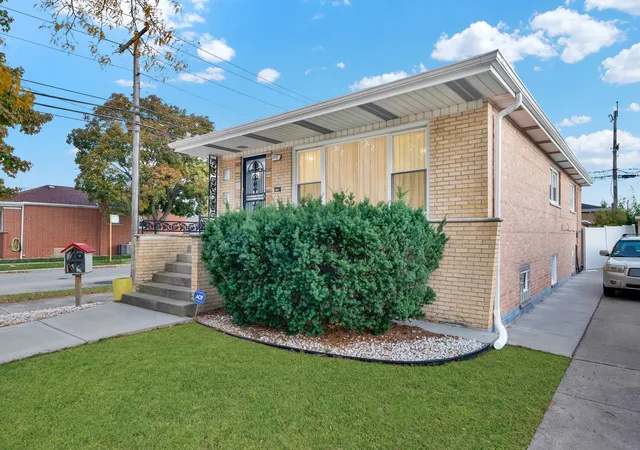 Photo 3 of Single family home for sale at 3751 W 76th Street, Chicago, IL 60652 | MLS# 12209044 | Listing updated on 2024-12-10