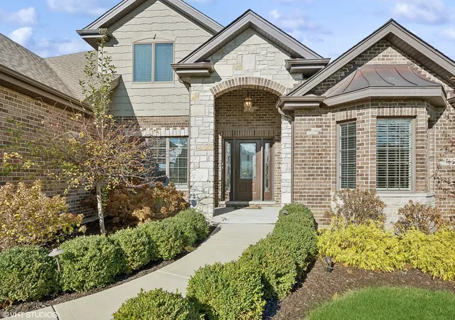 Photo 2 of Single family home for sale at 20629 Grand Hvn Dr, Frankfort, IL 60423 | MLS# 12209288 | Listing updated on 2024-12-07