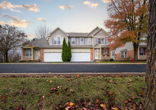 Photo 2 of Townhouse for sale at 24 N Silverton Ct, Palatine, IL 60067 | MLS# 12209867 | Listing updated on 2024-12-09
