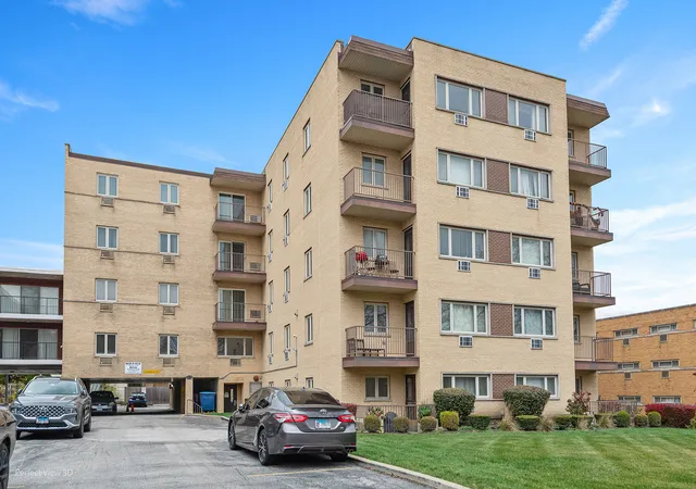 Photo 2 of Condo for sale at 2030 W 111th St #508, Chicago, IL 60643 | MLS# 12210222 | Listing updated on 2024-12-10