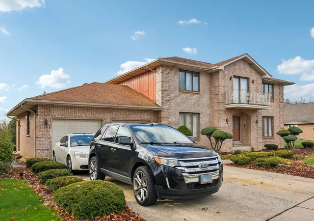 Photo 2 of Single family home for sale at 14106 S Golden Oak Dr, Homer Glen, IL 60491 | MLS# 12210841 | Listing updated on 2024-12-10