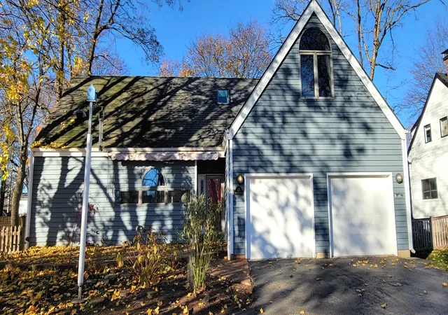 Photo 3 of Single family home for sale at 1115 S 6th Street, Saint Charles, IL 60174 | MLS# 12211292 | Listing updated on 2024-12-10