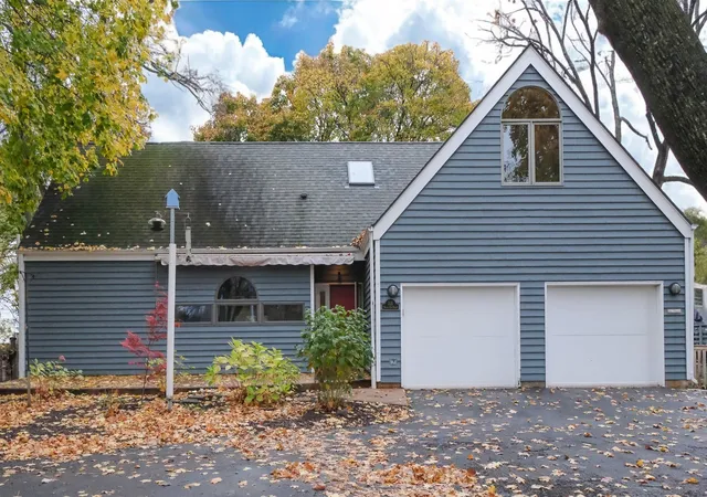 Photo 4 of Single family home for sale at 1115 S 6th Street, Saint Charles, IL 60174 | MLS# 12211292 | Listing updated on 2024-12-10