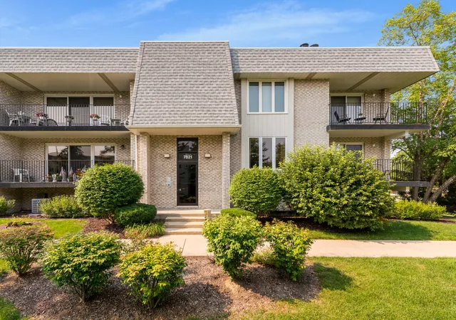Photo 1 of Condo for sale at 7821 W 157th Place #2E, Orland Park, IL 60462 | MLS# 12211713 | Listing updated on 2024-12-08