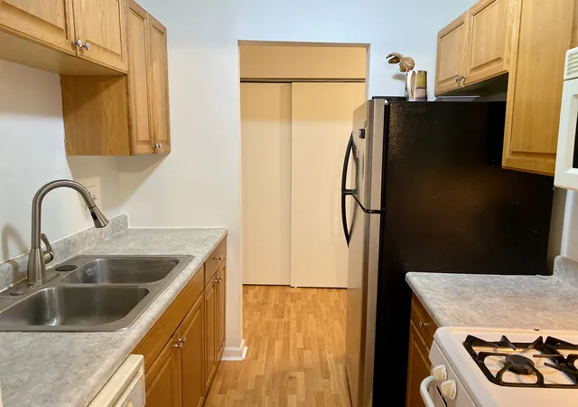 Photo 5 of Condominium at 869 Trace Dr #101, Buffalo Grove, IL 60089 | MLS# 12212669 | | Sold on 2025-03-10