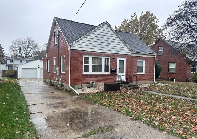Photo 2 of Single family home for sale at 811 E 15th St, Sterling, IL 61081 | MLS# 12212815 | Listing updated on 2024-12-10
