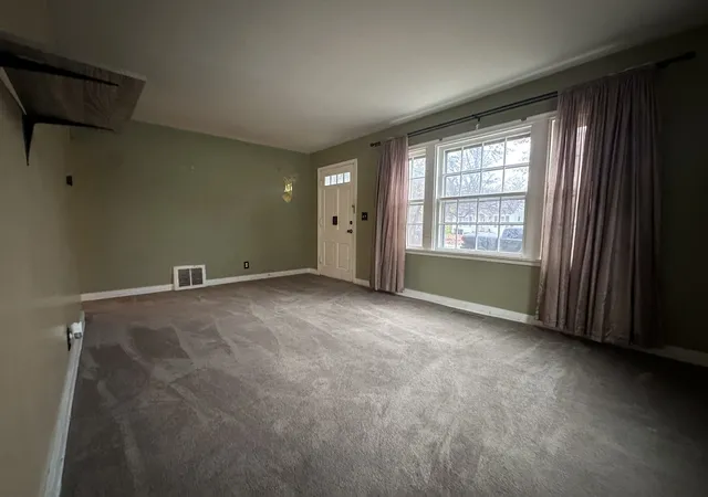 Photo 3 of Single family home for sale at 811 E 15Th St, Sterling, IL 61081 | MLS# 12212815 | Listing updated on 2024-12-10