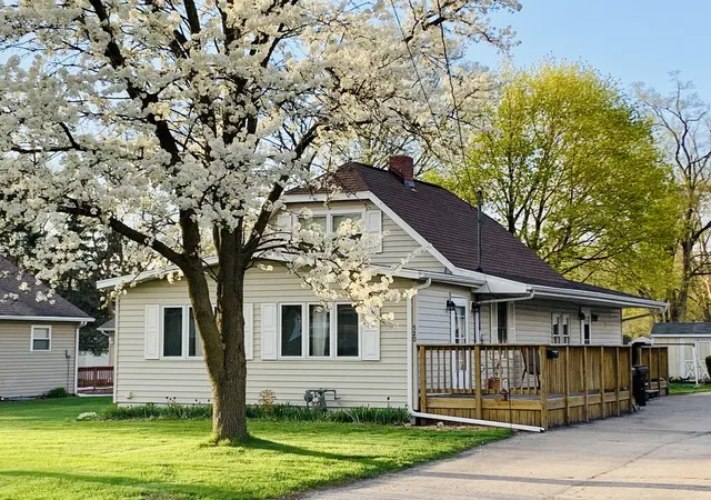 Photo 1 of Single family home for sale at 520 W 10th Street, Rock Falls, IL 61071 | MLS# 12212868 | Listing updated on 2024-12-10