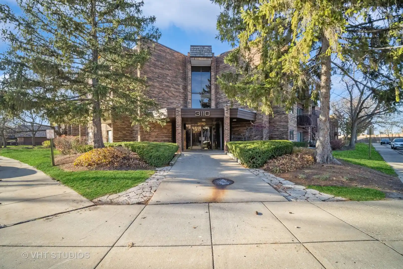 Listing Photo 2 - Condo for sale in 3110 Pheasant Creek Dr located at 3110 Pheasant Creek Dr, Northbrook, IL 60062 - Unit #109