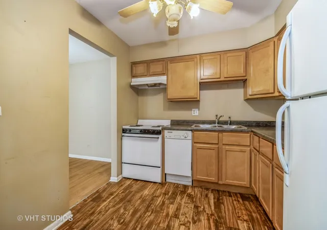 Photo 3 of Condo for sale at 3110 Pheasant Crk Dr #109, Northbrook, IL 60062 | MLS# 12214394 | Listing updated on 2024-12-08