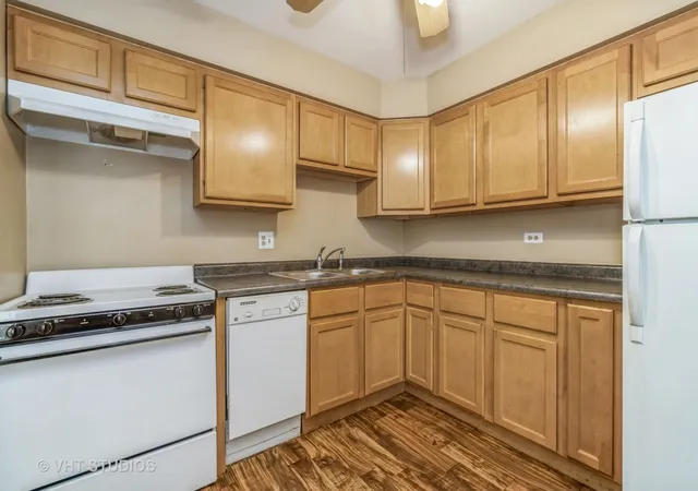 Photo 4 of Condo for sale at 3110 Pheasant Crk Dr #109, Northbrook, IL 60062 | MLS# 12214394 | Listing updated on 2024-12-08