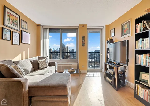Listing Photo 4 - Condo for sale in building located at 450 W Briar Pl, Chicago, IL 60657 - Unit #12D