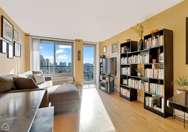Listing Photo 5 - Condo for sale in building located at 450 W Briar Pl, Chicago, IL 60657 - Unit #12D
