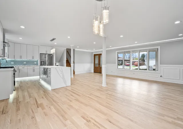 Photo 4 of Single family home for sale at 7918 W 100th Street, Palos Hills, IL 60465 | MLS# 12217183 | Listing updated on 2024-12-10
