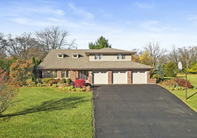 Photo 3 of Single Family Residence at 15652 Glen Dale Ln, Homer Glen, IL 60491 | MLS# 12218103 | | Sold on 2025-03-07
