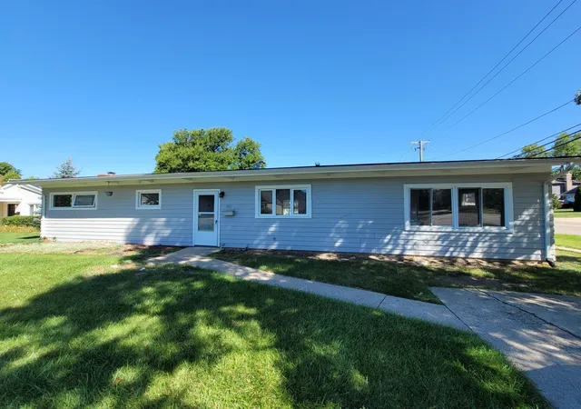 Photo 1 of Single family home for sale at 921 Parkway Dr, Wheaton, IL 60187 | MLS# 12218313 | Listing updated on 2024-12-11