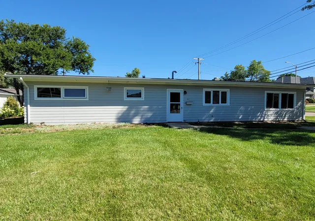 Photo 2 of Single family home for sale at 921 Parkway Dr, Wheaton, IL 60187 | MLS# 12218313 | Listing updated on 2024-12-11
