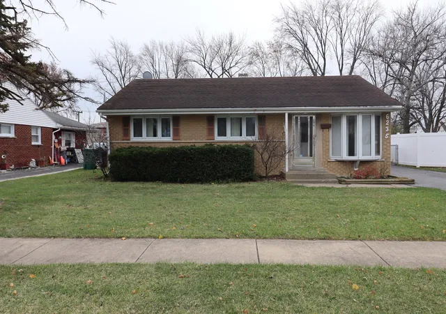 Photo 1 of Single family home for sale at 6235 W 86th Pl, Burbank, IL 60459 | MLS# 12218410 | Listing updated on 2024-12-06