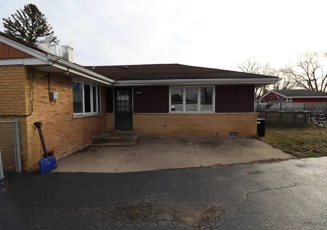 Photo 3 of Single family home for sale at 6235 W 86th Pl, Burbank, IL 60459 | MLS# 12218410 | Listing updated on 2024-12-06