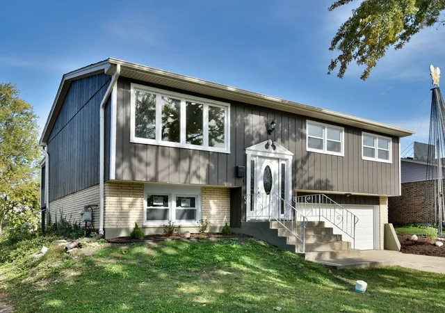 Photo 1 of Single family home for sale at 7420 162nd Place, Tinley Park, IL 60477 | MLS# 12218477 | Listing updated on 2024-12-07