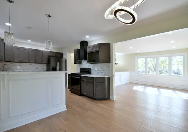 Photo 3 of Single family home for sale at 7420 162nd Place, Tinley Park, IL 60477 | MLS# 12218477 | Listing updated on 2024-12-07