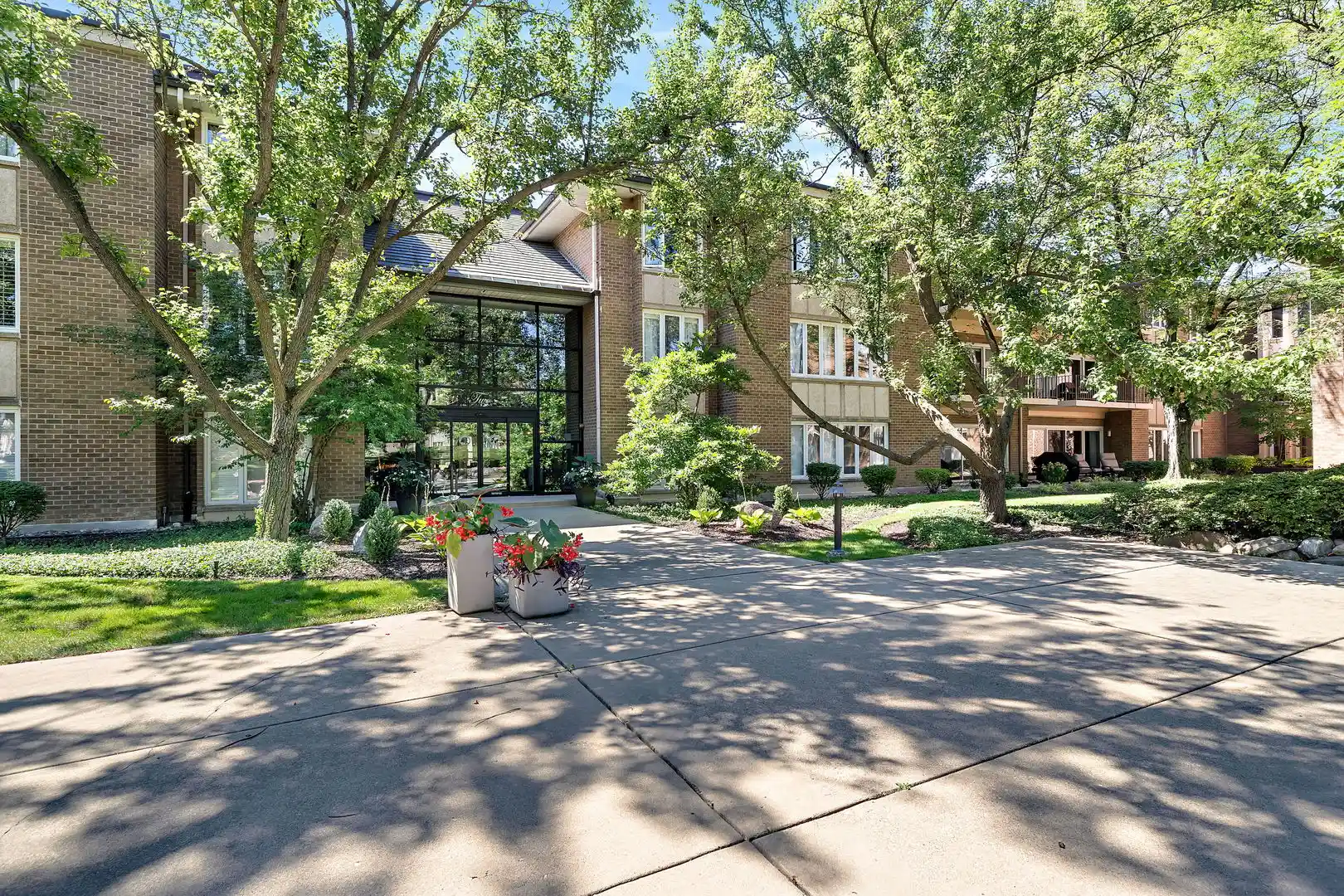 Listing Photo 1 - Condo for sale in 2 Oak Brk Clb Dr located at 2 Oak Brk Clb Dr, Oak Brook, IL 60523 - Unit #B311