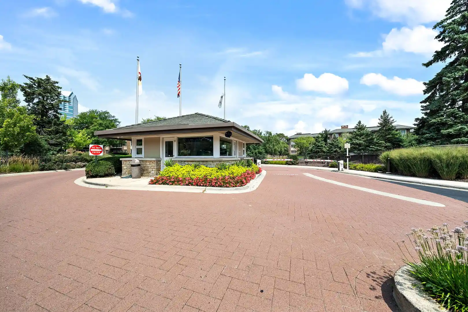 Listing Photo 32 - Condo for sale in 2 Oak Brk Clb Dr located at 2 Oak Brk Clb Dr, Oak Brook, IL 60523 - Unit #B311