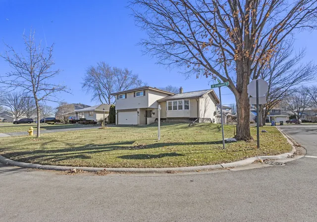 Photo 2 of Single family home for sale at 1407 E Ironwood Dr, Mount Prospect, IL 60056 | MLS# 12219144 | Listing updated on 2024-12-08