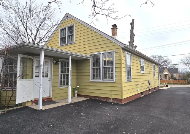 Photo 3 of Single family home for sale at 566 S Elmwood Ave, Waukegan, IL 60085 | MLS# 12219169 | Listing updated on 2024-12-09