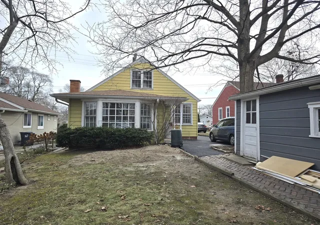 Photo 4 of Single family home for sale at 566 S Elmwood Ave, Waukegan, IL 60085 | MLS# 12219169 | Listing updated on 2024-12-09