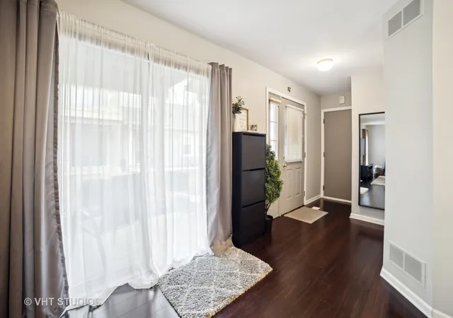 Listing Photo 4 - Condo for sale in building located at 724 Ripple Brk Ln, Elgin, IL 60120 - Unit #0
