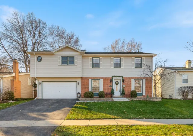 Photo 1 of Single family home for sale at 130 Mary Lu Ln, Buffalo Grove, IL 60089 | MLS# 12219816 | Listing updated on 2024-12-08