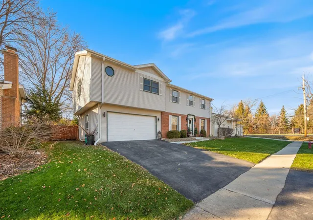 Photo 2 of Single family home for sale at 130 Mary Lu Ln, Buffalo Grove, IL 60089 | MLS# 12219816 | Listing updated on 2024-12-08