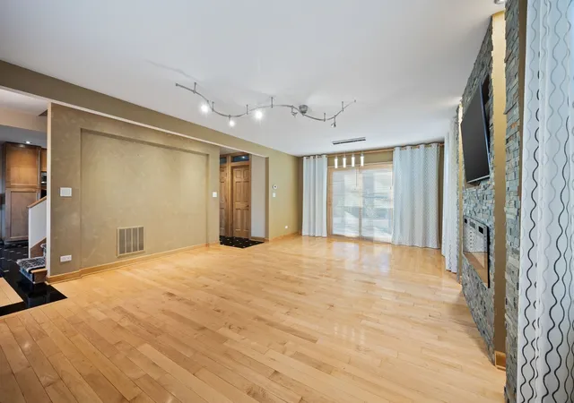 Photo 4 of Single Family Residence at 130 Mary Lu Ln, Buffalo Grove, IL 60089 | MLS# 12219816 | | Sold on 2025-01-14