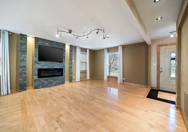 Photo 5 of Single Family Residence at 130 Mary Lu Ln, Buffalo Grove, IL 60089 | MLS# 12219816 | | Sold on 2025-01-14