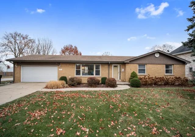 Photo 1 of Single family home for sale at 801 S 10th Avenue, La Grange, IL 60525 | MLS# 12219875 | Listing updated on 2024-12-09