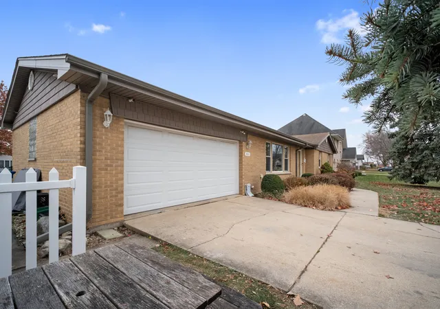 Photo 3 of Single family home for sale at 801 S 10th Avenue, La Grange, IL 60525 | MLS# 12219875 | Listing updated on 2024-12-09