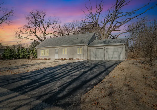 Photo 3 of Single family home for sale at 804 18th Street, Zion, IL 60099 | MLS# 12219967 | Listing updated on 2024-12-08