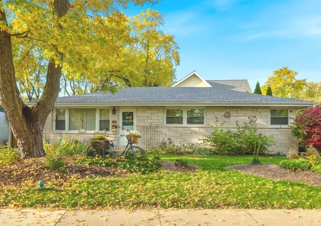 Photo 1 of Single family home for sale at 971 E Capri Dr, Palatine, IL 60074 | MLS# 12220195 | Listing updated on 2024-12-10