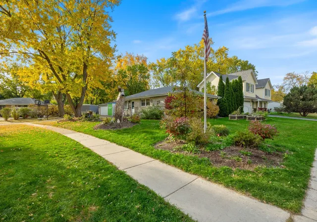 Photo 2 of Single family home for sale at 971 E Capri Dr, Palatine, IL 60074 | MLS# 12220195 | Listing updated on 2024-12-10