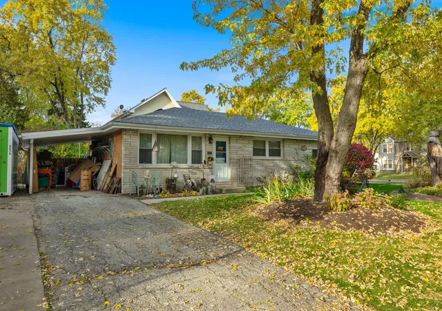 Photo 3 of Single Family Residence at 971 E Capri Dr, Palatine, IL 60074 | MLS# 12220195 | | Sold on 2025-02-24
