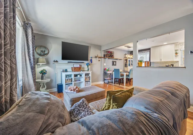 Photo 5 of Single Family Residence at 971 E Capri Dr, Palatine, IL 60074 | MLS# 12220195 | | Sold on 2025-02-24