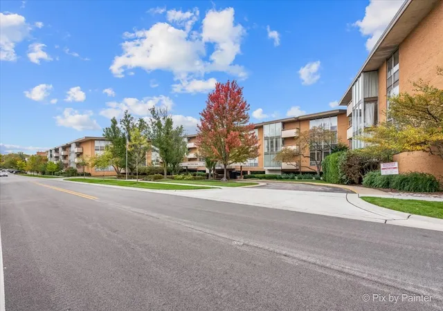 Photo 4 of Condo for sale at 1301 N Western Ave #215, Forest Lake, IL 60045 | MLS# 12220377 | Listing updated on 2024-12-09