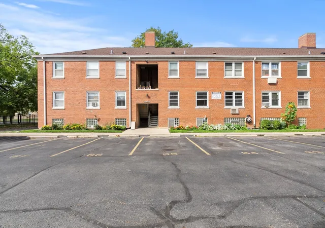 Photo 2 of Condo for sale at 6551 N Damen Ave #1, Chicago, IL 60645 | MLS# 12220477 | Listing updated on 2024-12-09