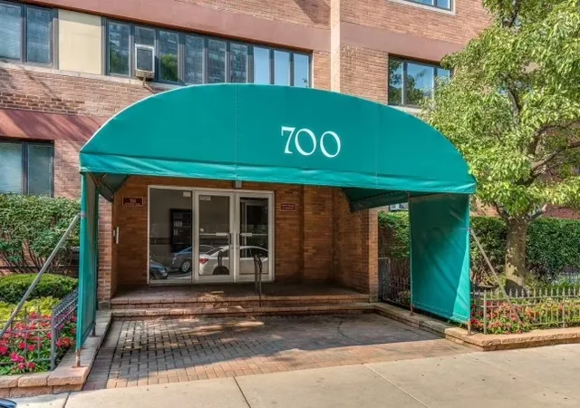 1st image of 700 W Bittersweet Pl #706, Chicago, IL 60613 | MLS# 12220961